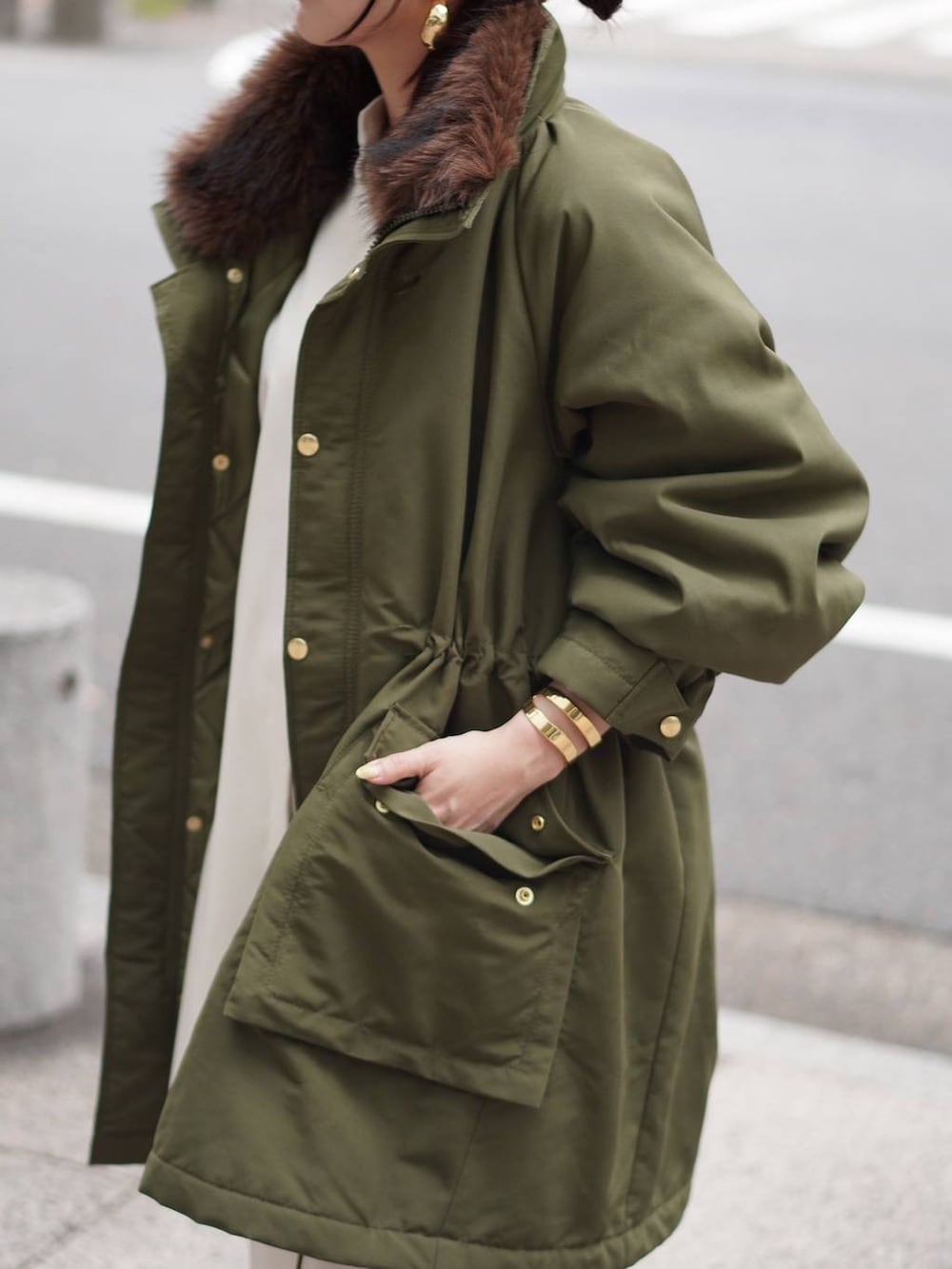 ベージュ系のその他パンツ、ベージュ系のシャツ/ブラウス、グリーン系のモッズコートを着用したレディースの秋コーディネートの4枚目の写真