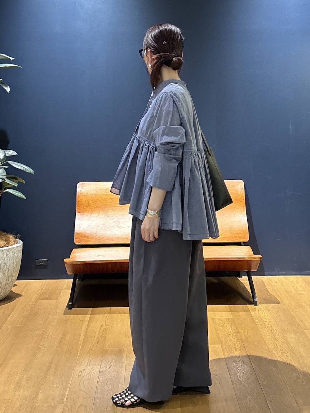 グレー系のその他パンツ、ブルー系のシャツ/ブラウス、シルバー系のバングル/リストバンドを着用したレディースの春コーディネートの2枚目の写真