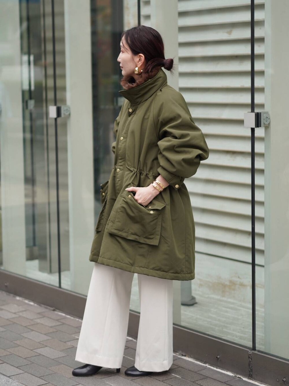 ベージュ系のその他パンツ、ベージュ系のシャツ/ブラウス、グリーン系のモッズコートを着用したレディースの秋コーディネートの6枚目の写真