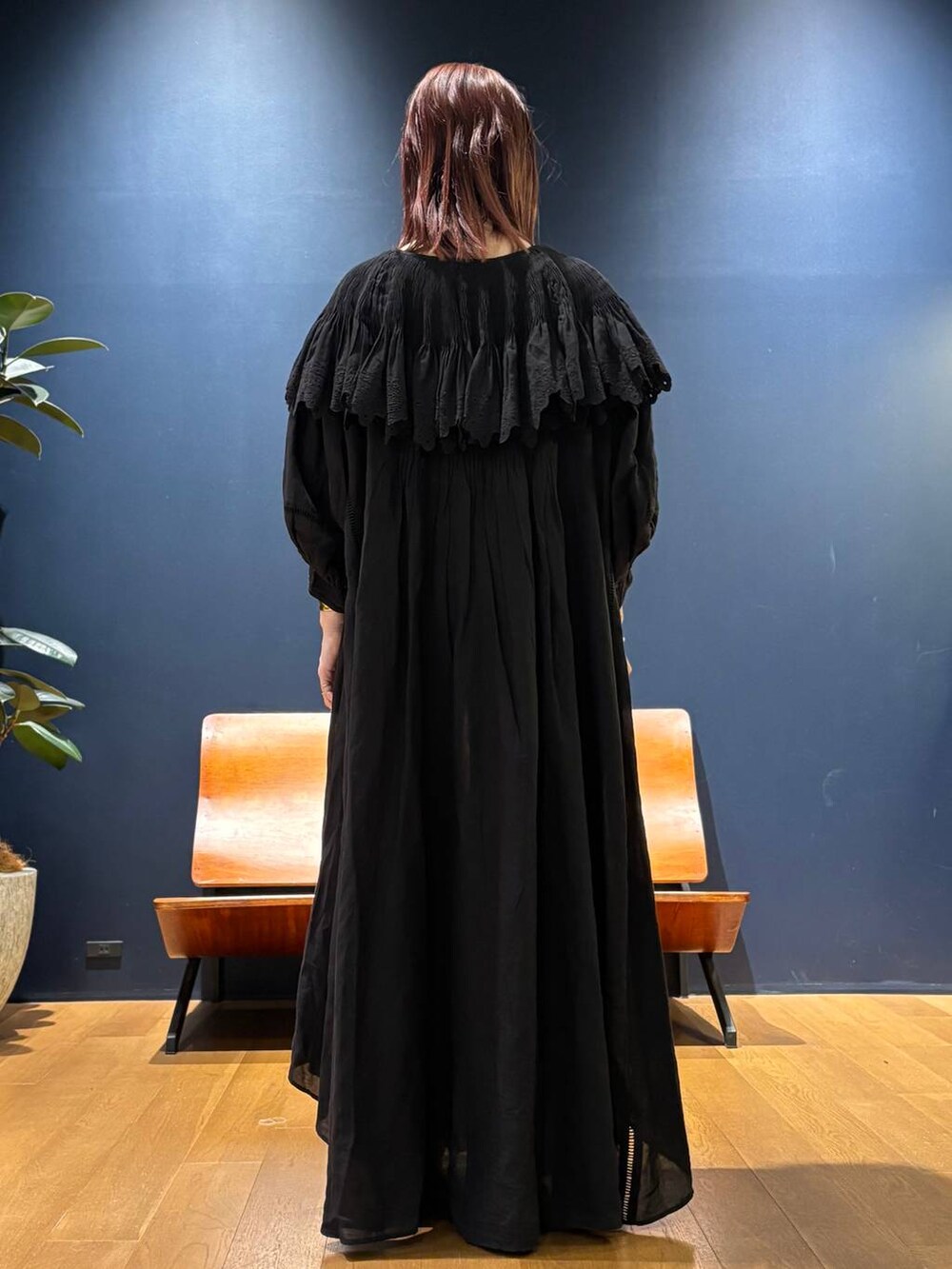 「モード、リラックス、ハンサム、Curensology、旅行、ワンピース、ブラックコーデ」｜「CurensologyのCurensology(カレンソロジー)/＜ＣＳＧ＞ワイドバングル（バングル/リストバンド、ゴールド系）」を使った、K.SHIBUYAさん（レディース・154cm）の春コーディネートの3枚目の写真