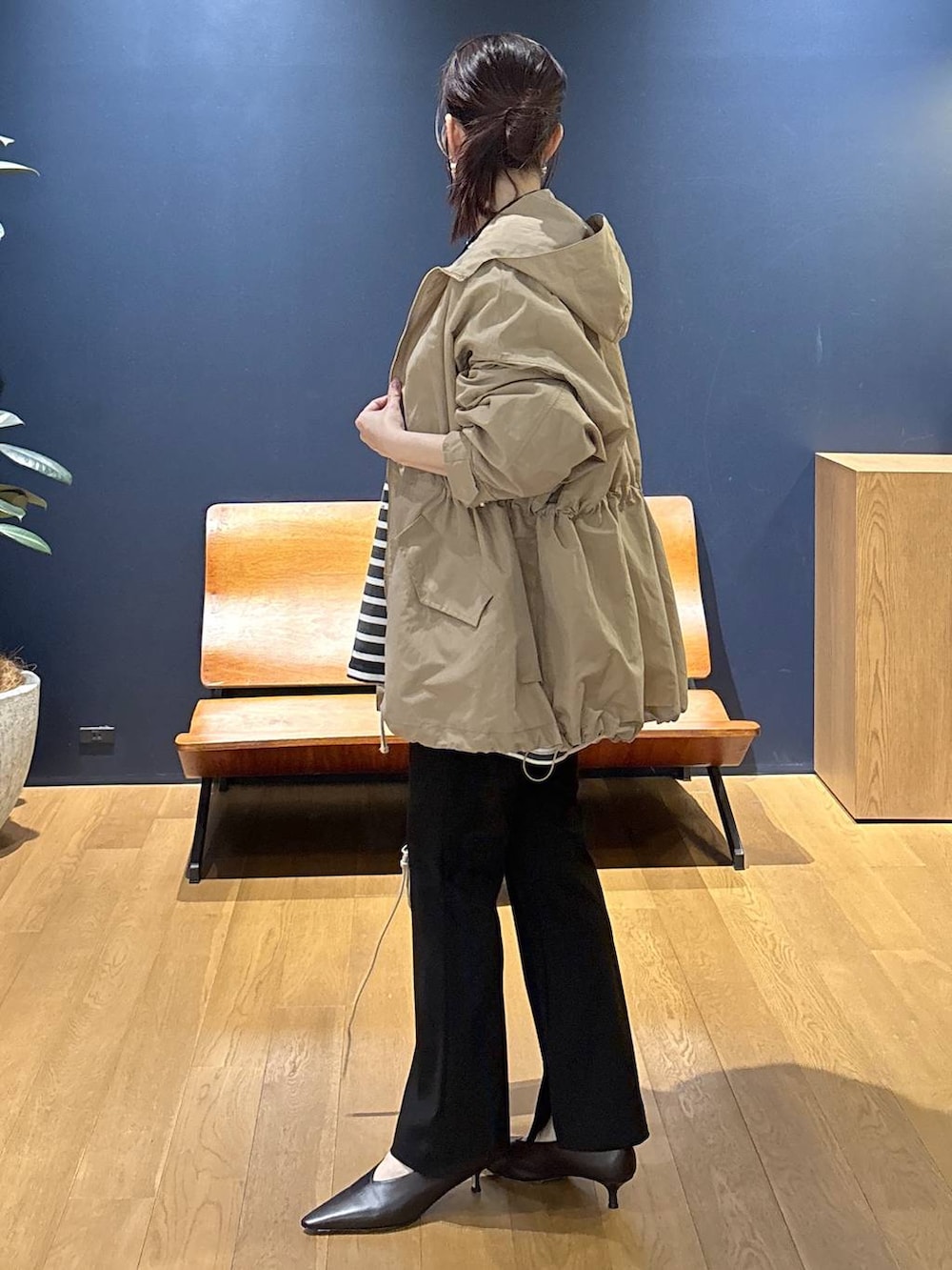 ブラック系のその他パンツ、ベージュ系のブルゾン、ブラック系のネックレスを着用したレディースの冬コーディネートの2枚目の写真