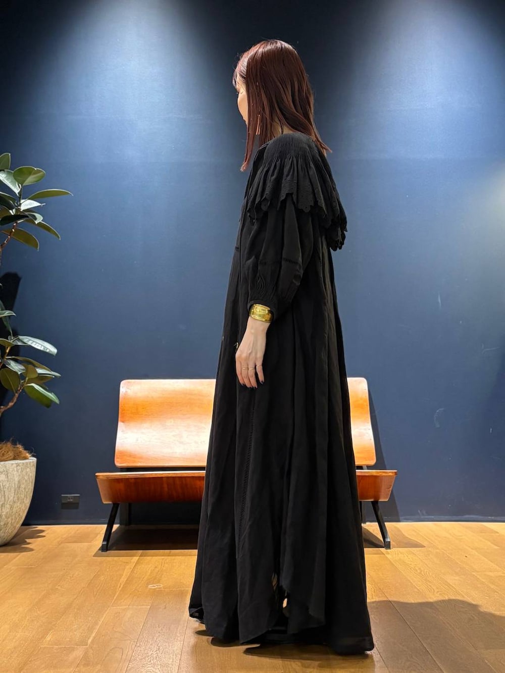 「モード、リラックス、ハンサム、Curensology、旅行、ワンピース、ブラックコーデ」｜「CurensologyのCurensology(カレンソロジー)/＜ＣＳＧ＞ワイドバングル（バングル/リストバンド、ゴールド系）」を使った、K.SHIBUYAさん（レディース・154cm）の春コーディネートの2枚目の写真