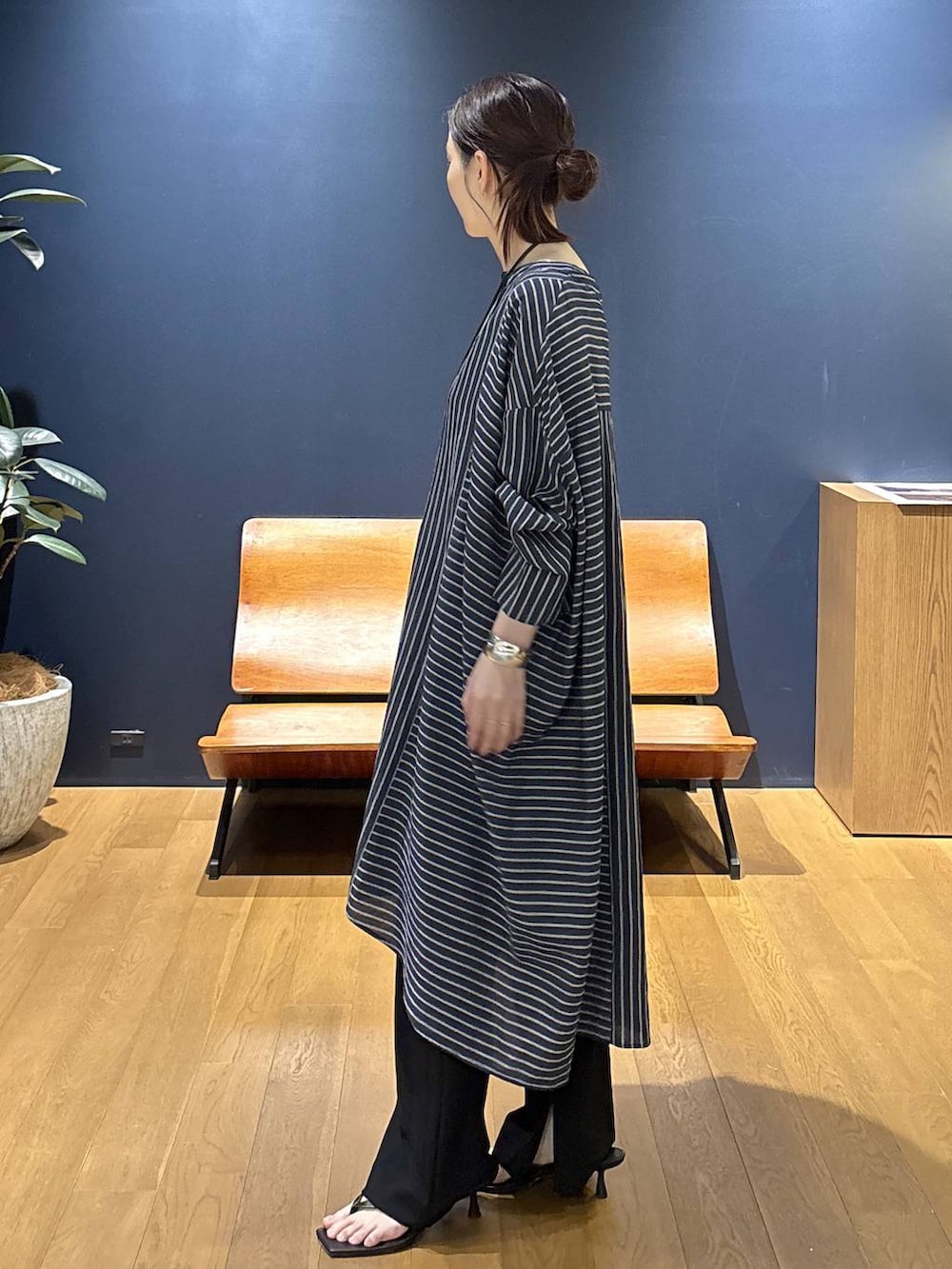 ブラック系のその他パンツ、ブルー系のシャツ/ブラウス、ブラック系のネックレスを着用したレディースの春コーディネートの2枚目の写真