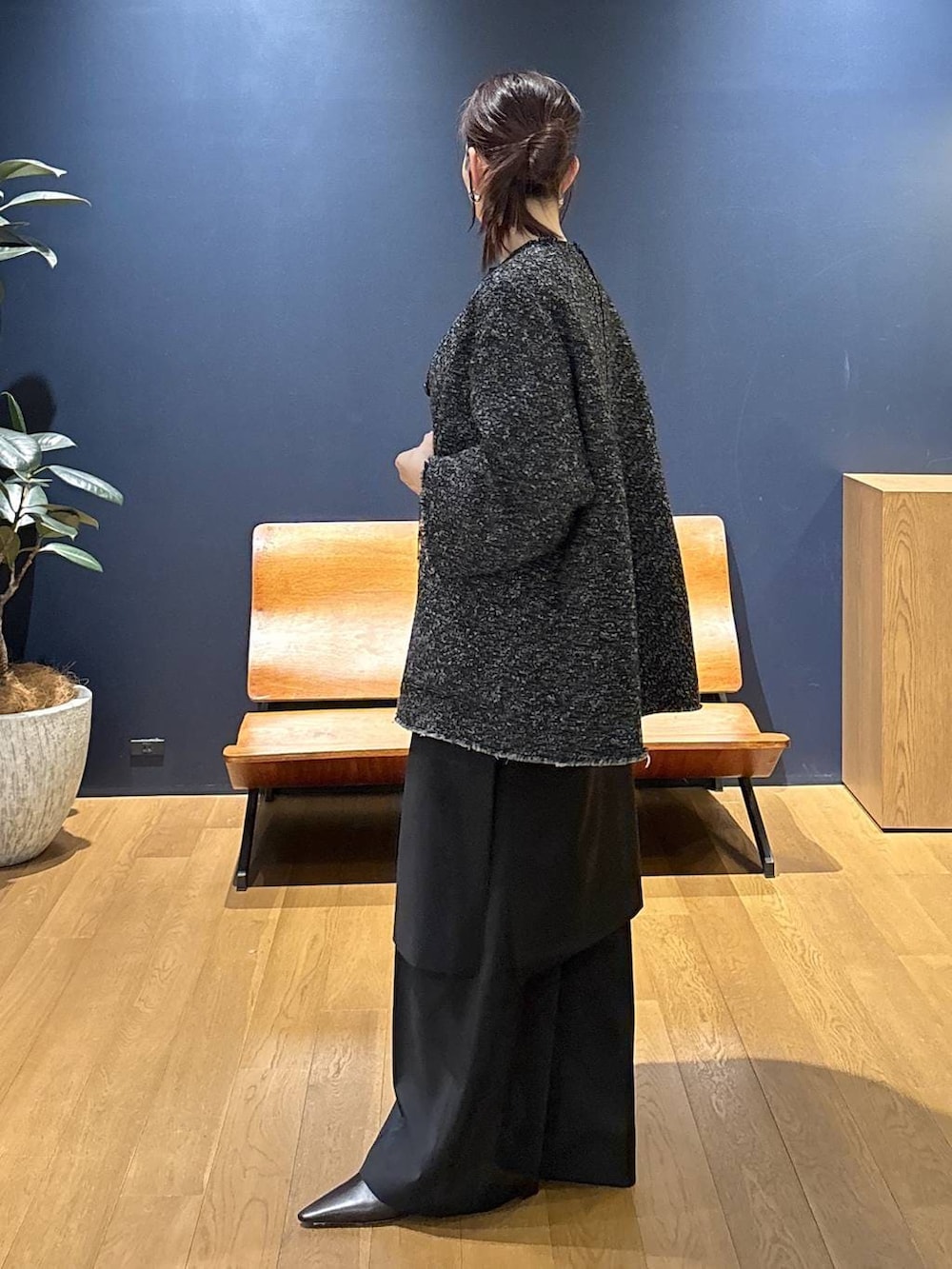 ブラック系のノーカラージャケット、ブラック系のシャツ/ブラウス、ブラック系のその他パンツを着用したレディースの冬コーディネートの2枚目の写真