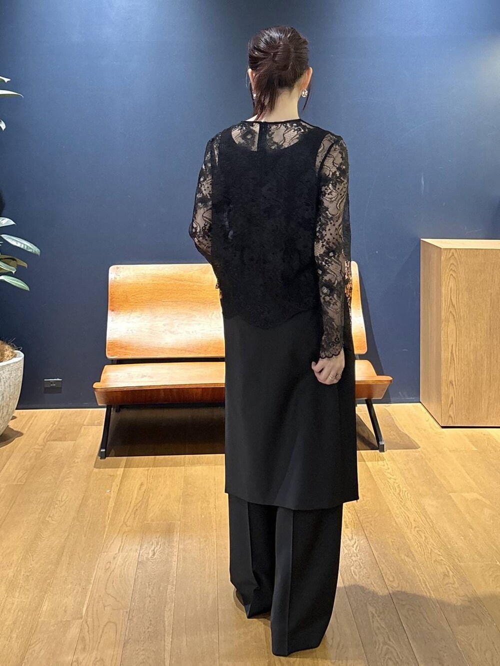 ブラック系のノーカラージャケット、ブラック系のシャツ/ブラウス、ブラック系のその他パンツを着用したレディースの冬コーディネートの5枚目の写真