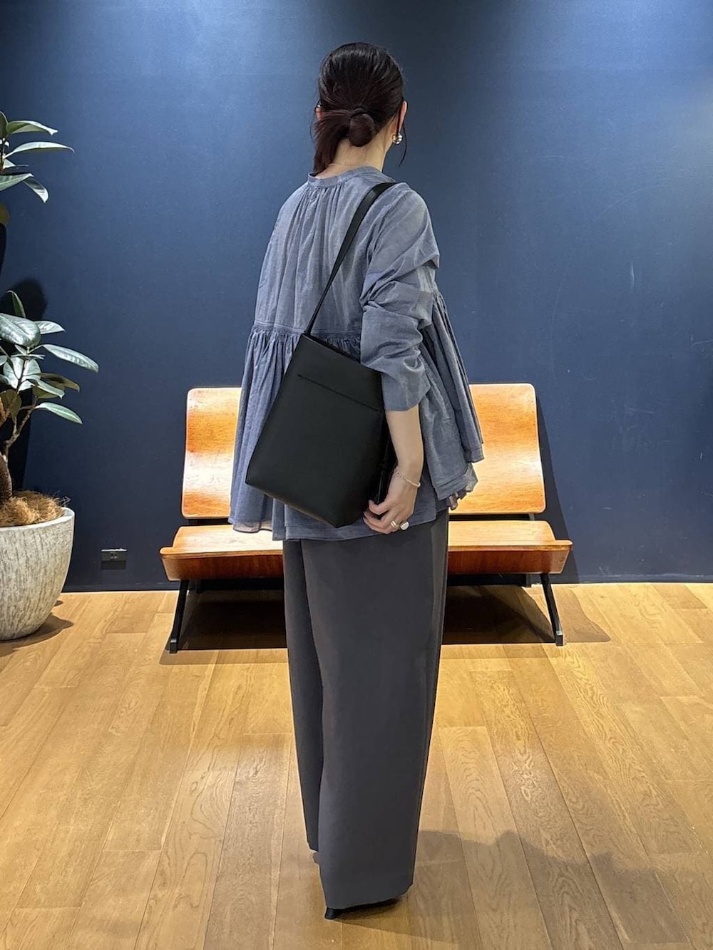 グレー系のその他パンツ、ブルー系のシャツ/ブラウス、シルバー系のバングル/リストバンドを着用したレディースの春コーディネートの3枚目の写真