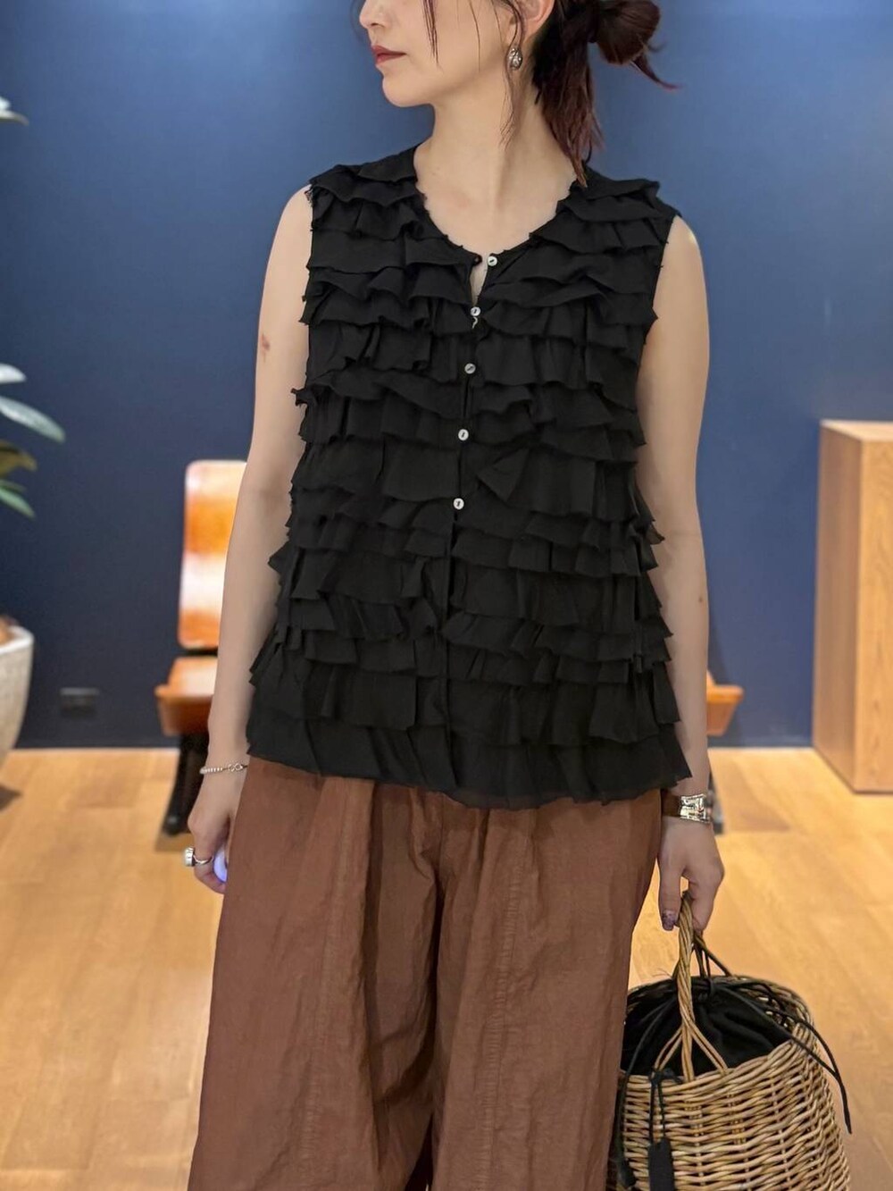 ブラウン系のその他パンツ、ブラック系のシャツ/ブラウス、シルバー系のバングル/リストバンドを着用したレディースの春コーディネートの4枚目の写真