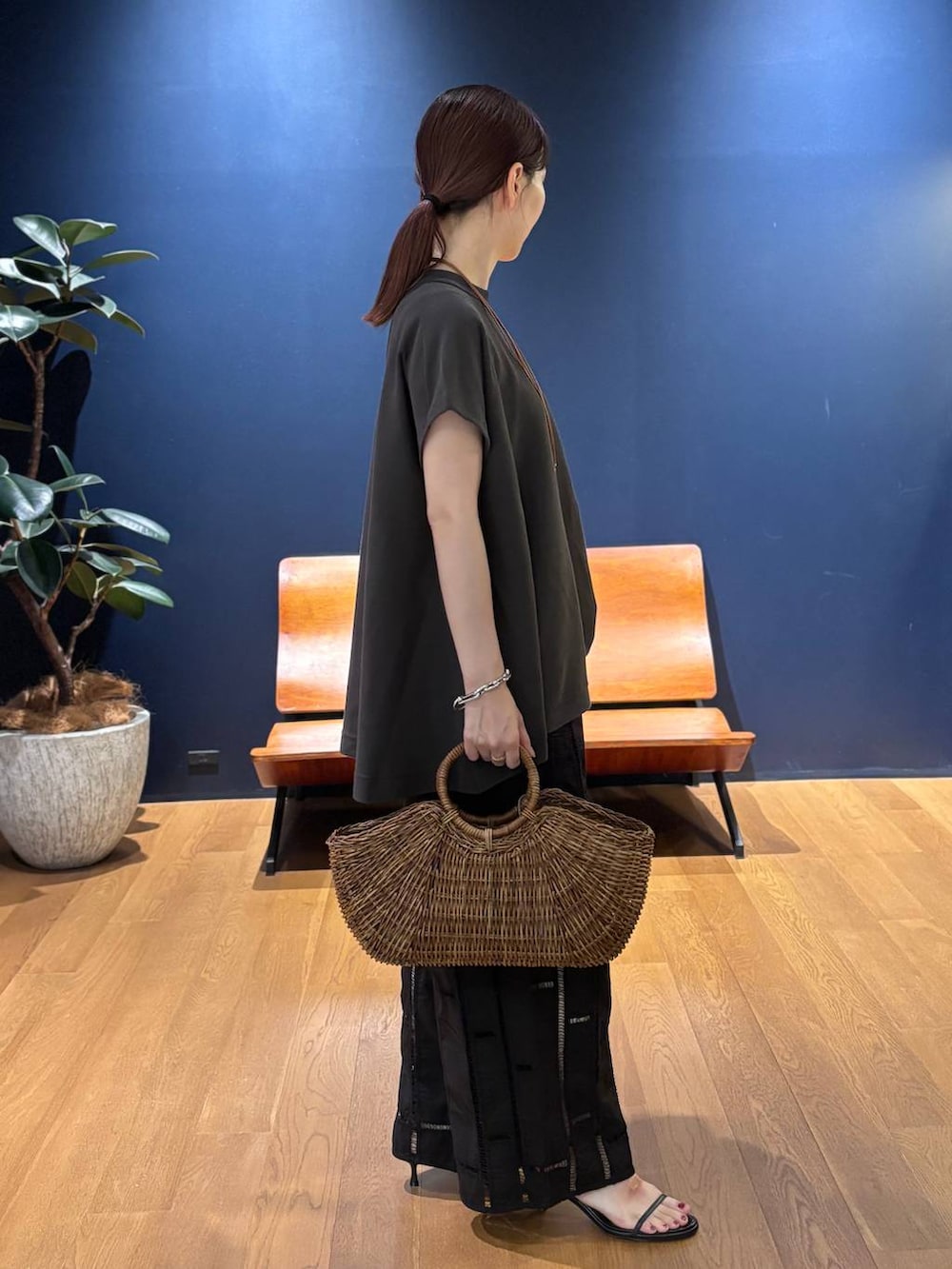 ブラック系のその他パンツ、グレー系のニット/セーターを着用したレディースの夏コーディネートの2枚目の写真