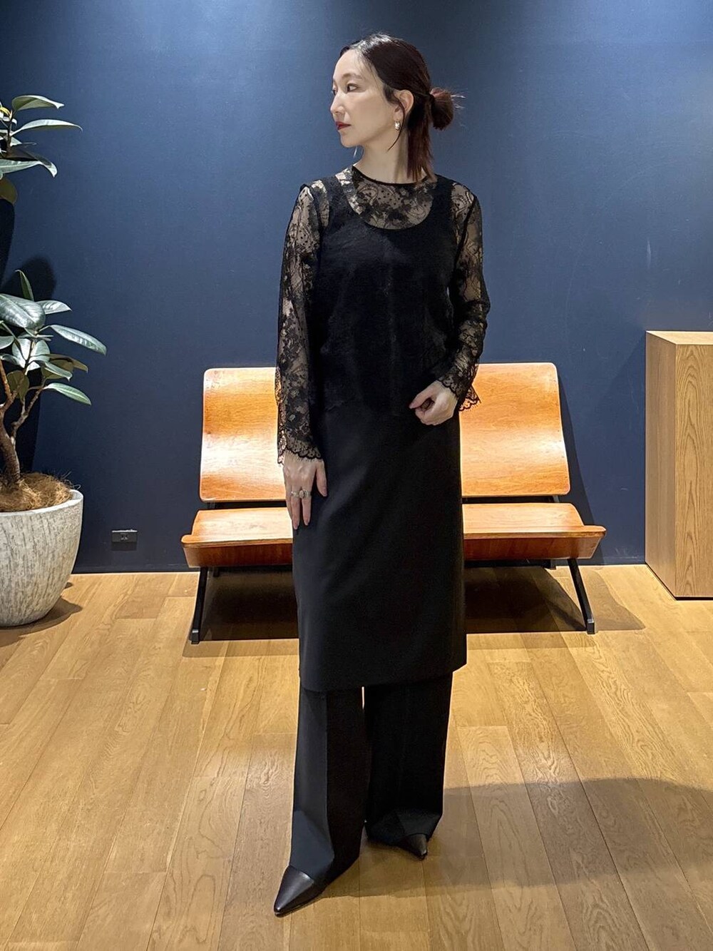 ブラック系のノーカラージャケット、ブラック系のシャツ/ブラウス、ブラック系のその他パンツを着用したレディースの冬コーディネートの4枚目の写真