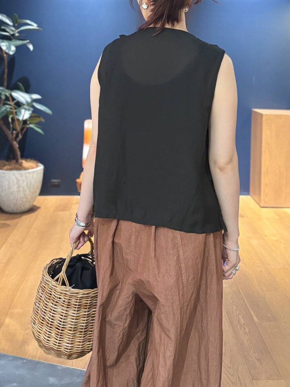 ブラウン系のその他パンツ、ブラック系のシャツ/ブラウス、シルバー系のバングル/リストバンドを着用したレディースの春コーディネートの5枚目の写真