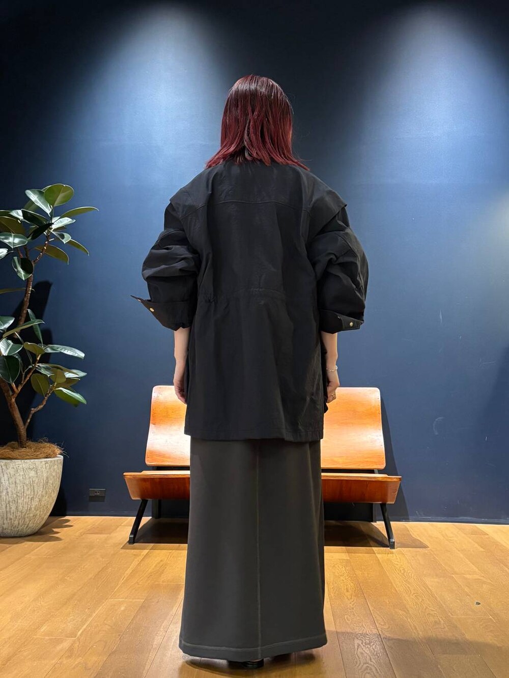 ブラック系のタンクトップ、ブラック系のブルゾン、グレー系のワンピースを着用したレディースの春コーディネートの3枚目の写真