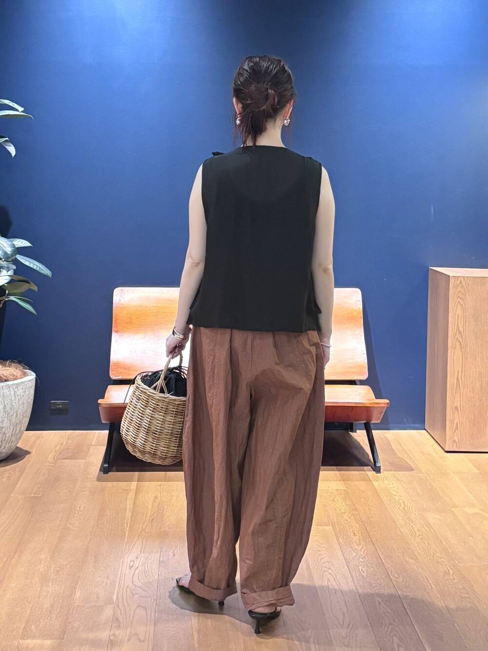 ブラウン系のその他パンツ、ブラック系のシャツ/ブラウス、シルバー系のバングル/リストバンドを着用したレディースの春コーディネートの3枚目の写真