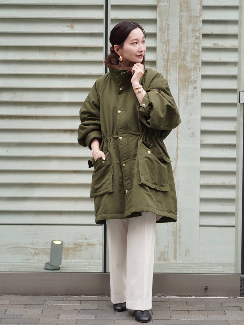 ベージュ系のその他パンツ、ベージュ系のシャツ/ブラウス、グリーン系のモッズコートを着用したレディースの秋コーディネートの5枚目の写真