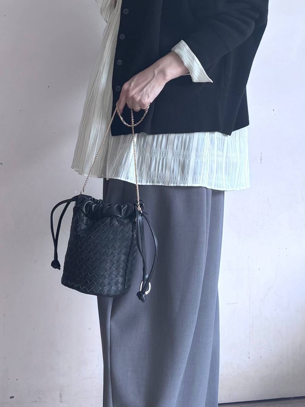 グレー系のその他パンツ、ブラック系のカーディガン/ボレロ、ゴールド系のピアス(両耳用)を着用したレディースの秋コーディネートの5枚目の写真