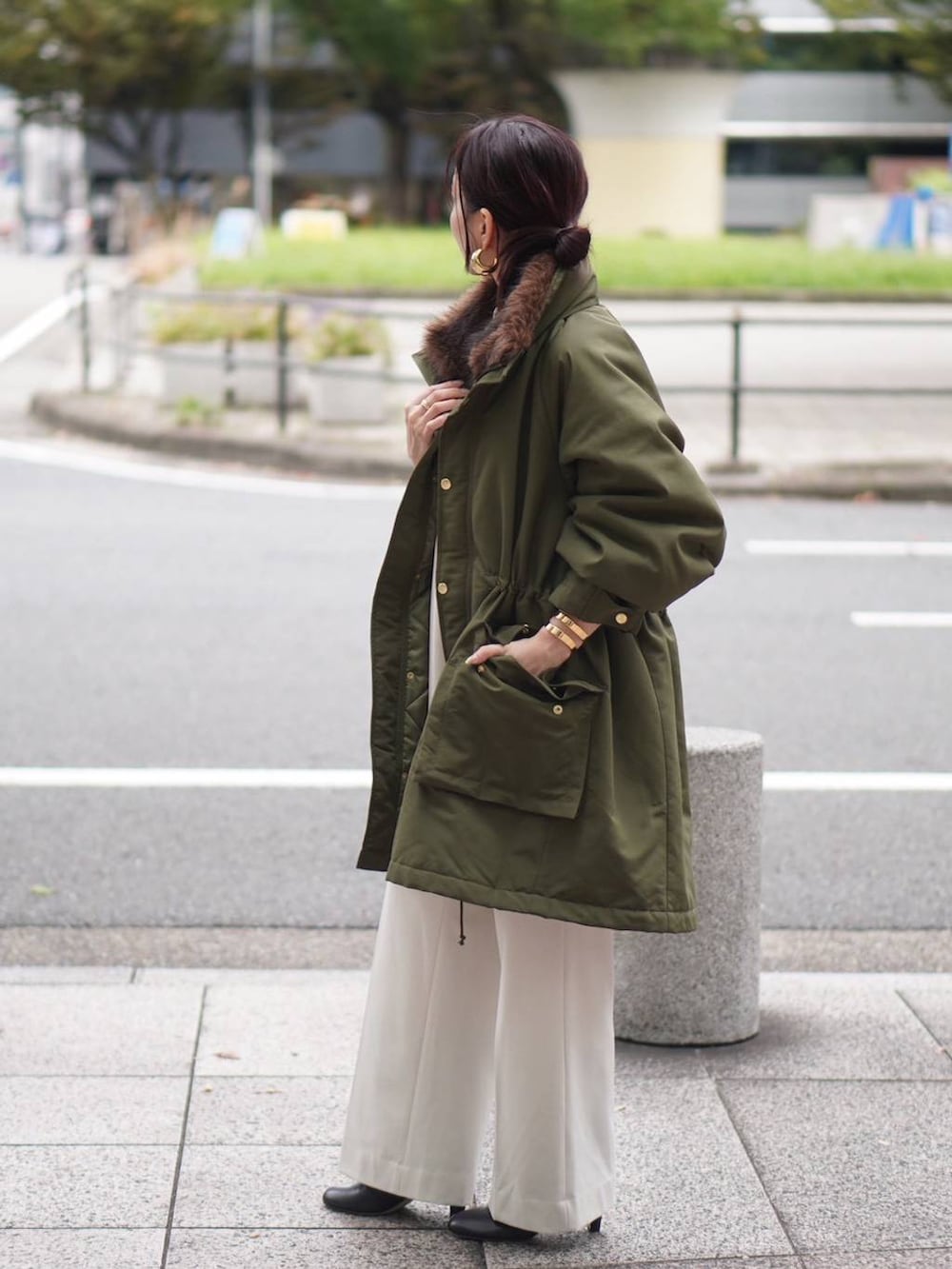 ベージュ系のその他パンツ、ベージュ系のシャツ/ブラウス、グリーン系のモッズコートを着用したレディースの秋コーディネートの2枚目の写真