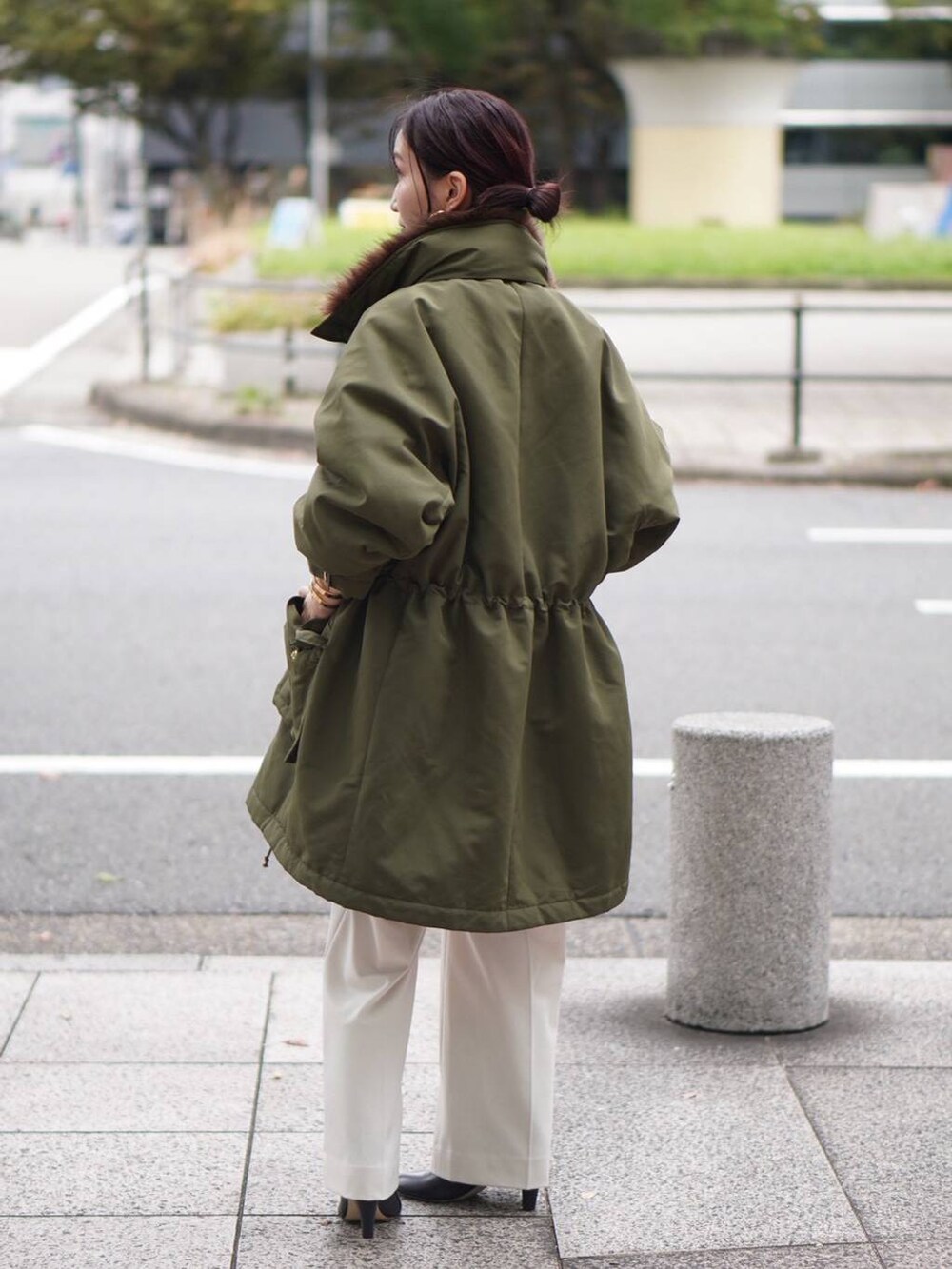 ベージュ系のその他パンツ、ベージュ系のシャツ/ブラウス、グリーン系のモッズコートを着用したレディースの秋コーディネートの3枚目の写真