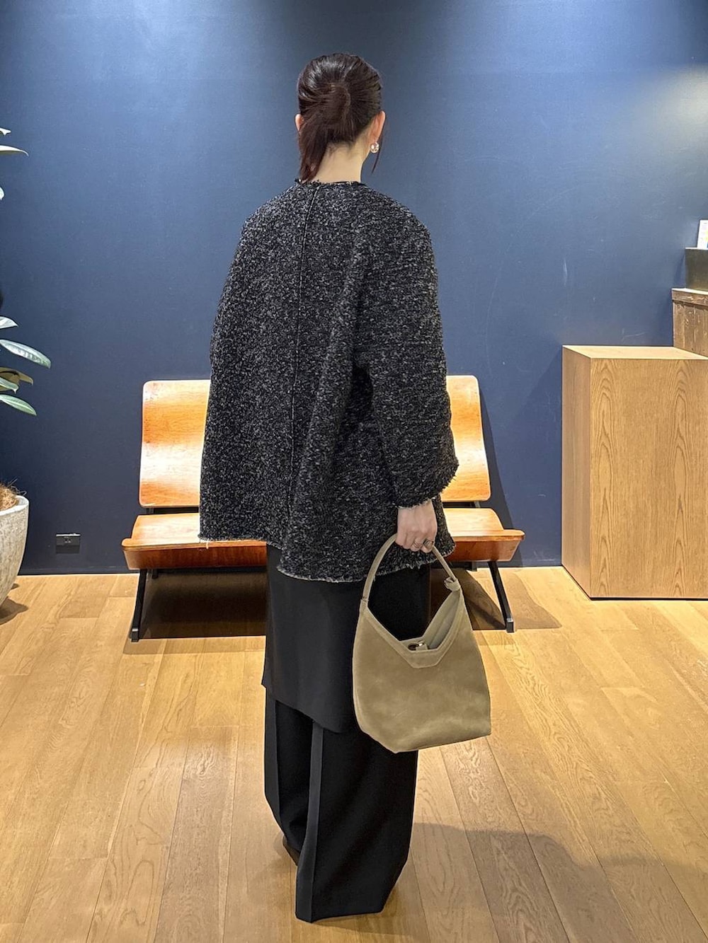 ブラック系のノーカラージャケット、ブラック系のシャツ/ブラウス、ブラック系のその他パンツを着用したレディースの冬コーディネートの3枚目の写真