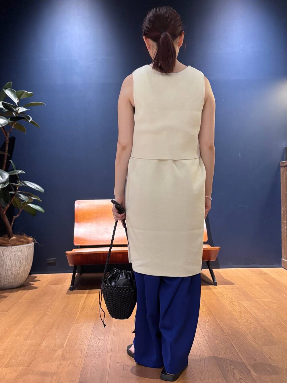 ホワイト系のタンクトップ、ホワイト系のタンクトップ、ブルー系のその他パンツを着用したレディースの夏コーディネートの3枚目の写真