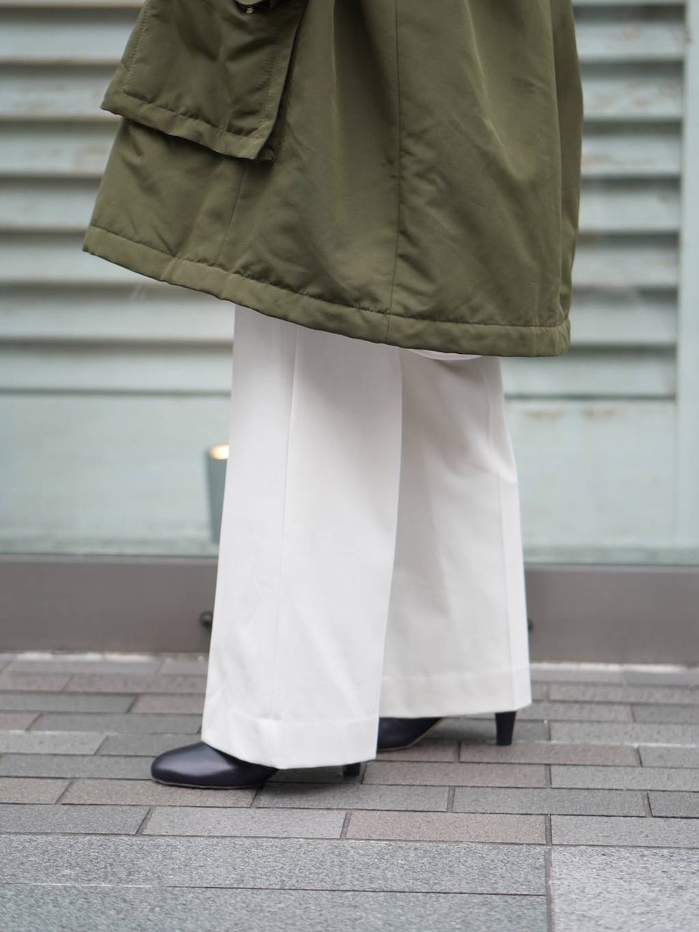 ベージュ系のその他パンツ、ベージュ系のシャツ/ブラウス、グリーン系のモッズコートを着用したレディースの秋コーディネートの7枚目の写真