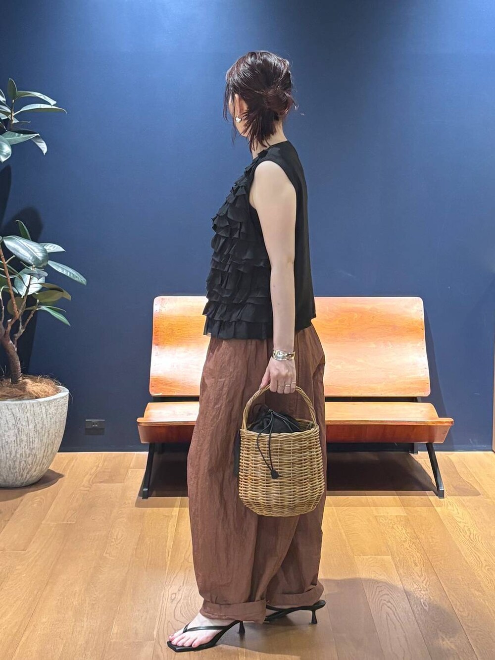 ブラウン系のその他パンツ、ブラック系のシャツ/ブラウス、シルバー系のバングル/リストバンドを着用したレディースの春コーディネートの2枚目の写真