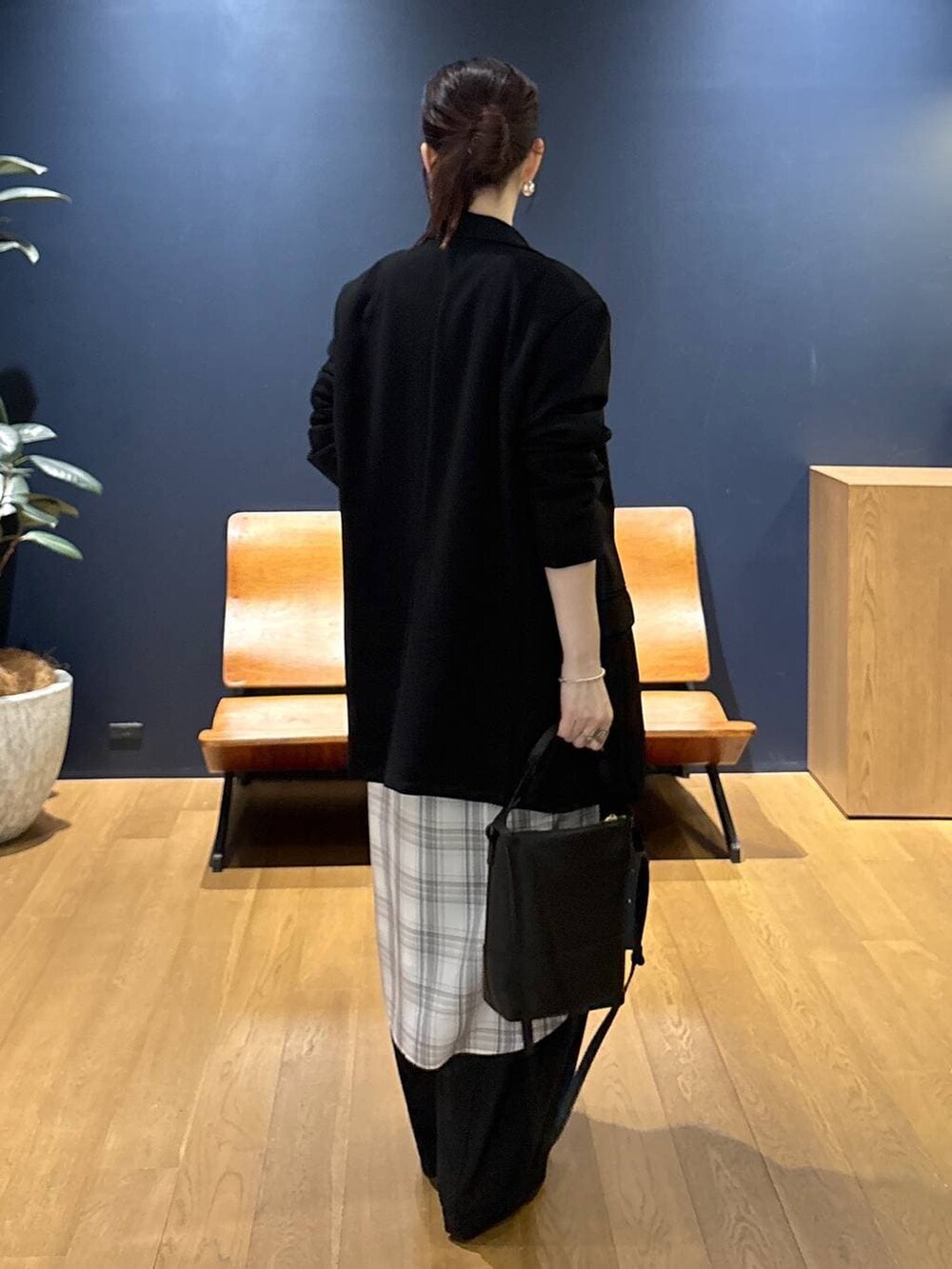 ブラック系のその他パンツ、ブラック系のショルダーバッグ、ホワイト系のTシャツ/カットソーを着用したレディースの冬コーディネートの3枚目の写真