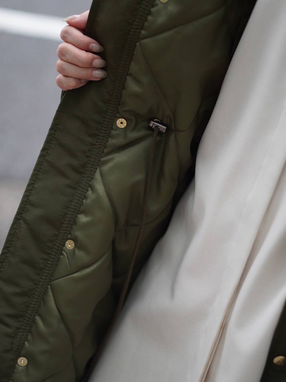 ベージュ系のその他パンツ、ベージュ系のシャツ/ブラウス、グリーン系のモッズコートを着用したレディースの秋コーディネートの8枚目の写真