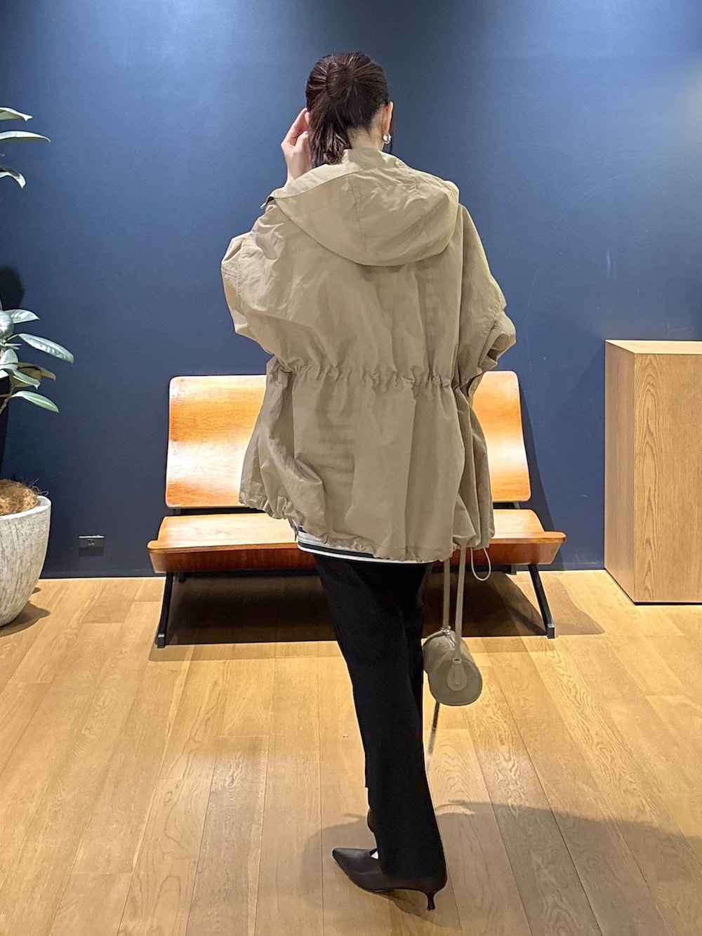 ブラック系のその他パンツ、ベージュ系のブルゾン、ブラック系のネックレスを着用したレディースの冬コーディネートの3枚目の写真