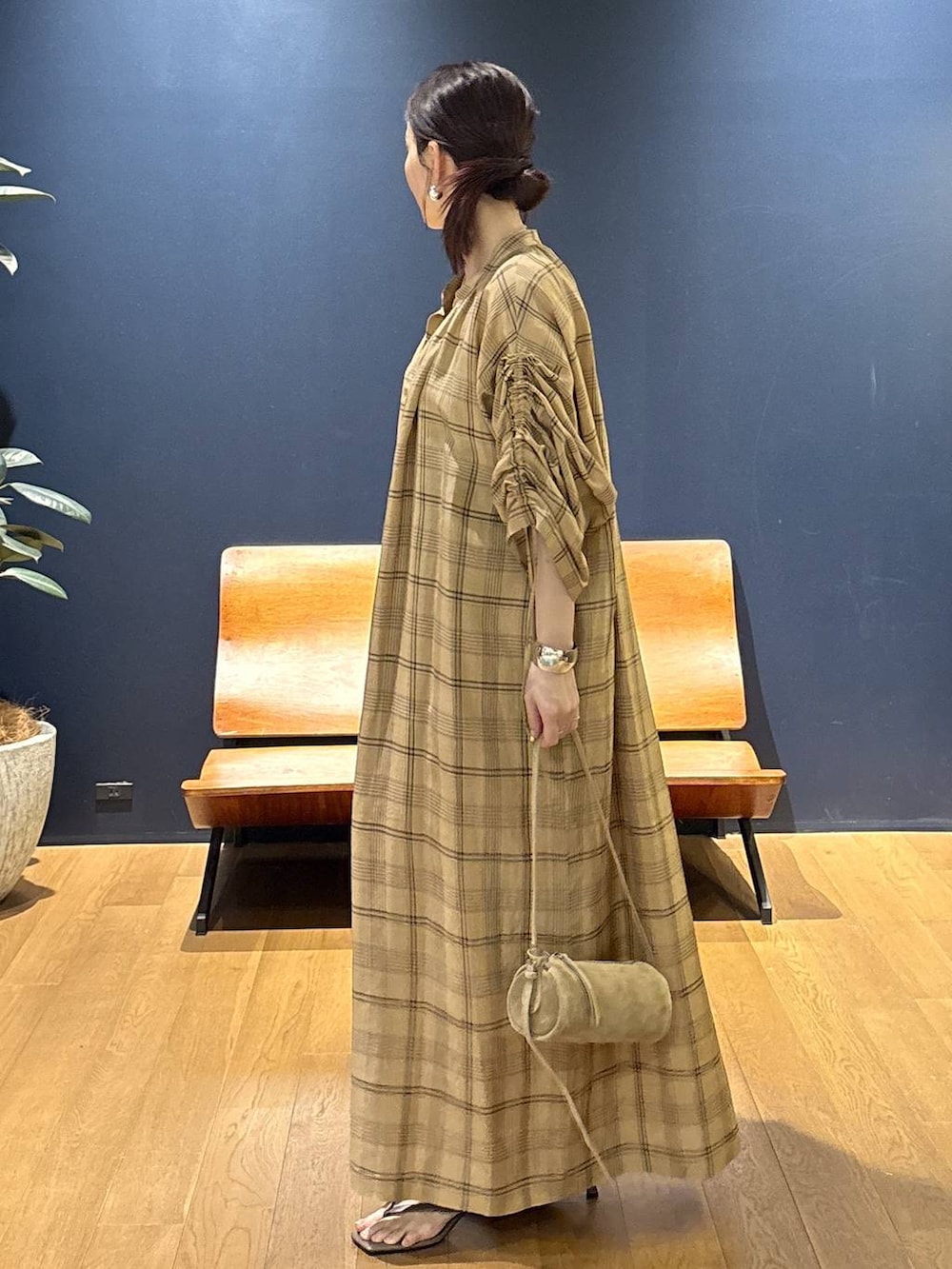 ベージュ系のワンピース、シルバー系のバングル/リストバンド、シルバー系のピアス(両耳用)を着用したレディースの春コーディネートの2枚目の写真