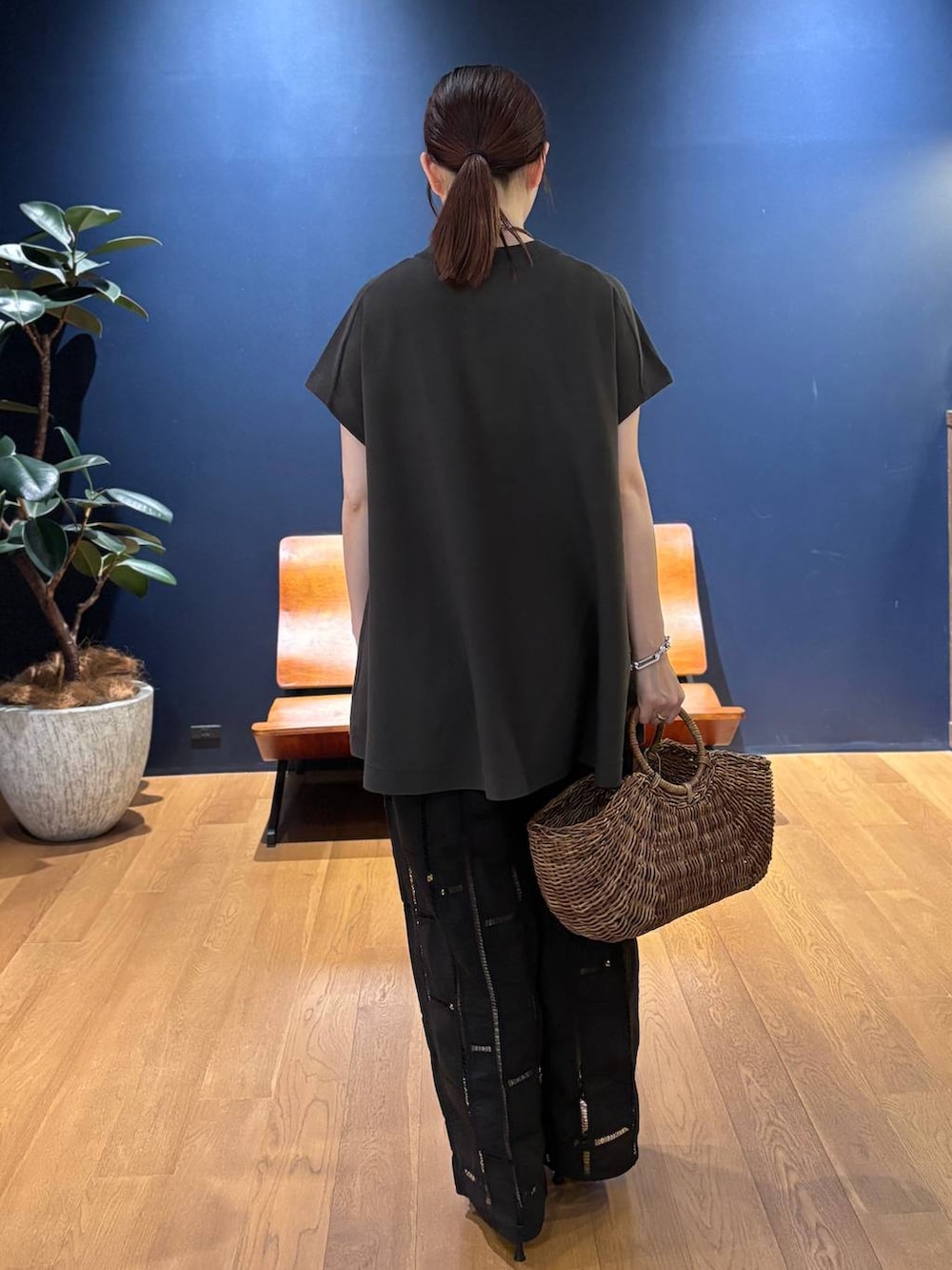 ブラック系のその他パンツ、グレー系のニット/セーターを着用したレディースの夏コーディネートの3枚目の写真