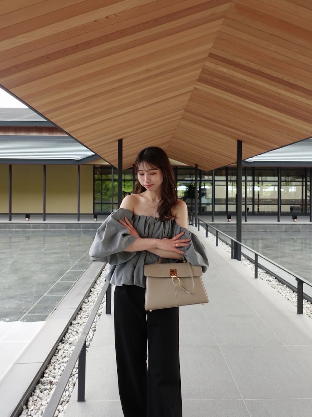 グレー系のシャツ/ブラウスを着用したレディースの春コーディネートの2枚目の写真