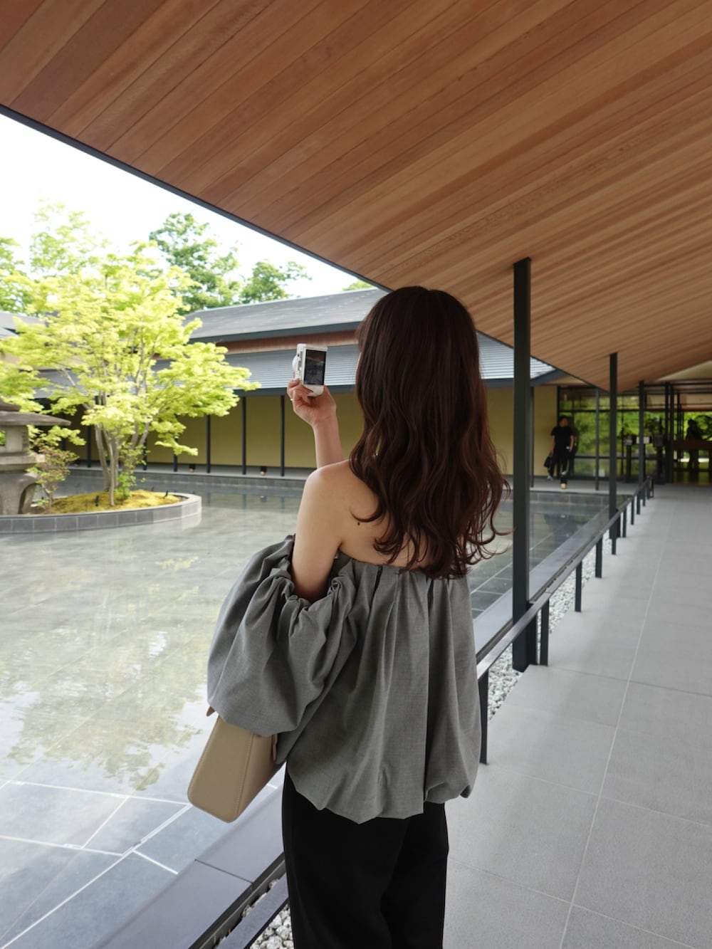 グレー系のシャツ/ブラウスを着用したレディースの春コーディネートの5枚目の写真