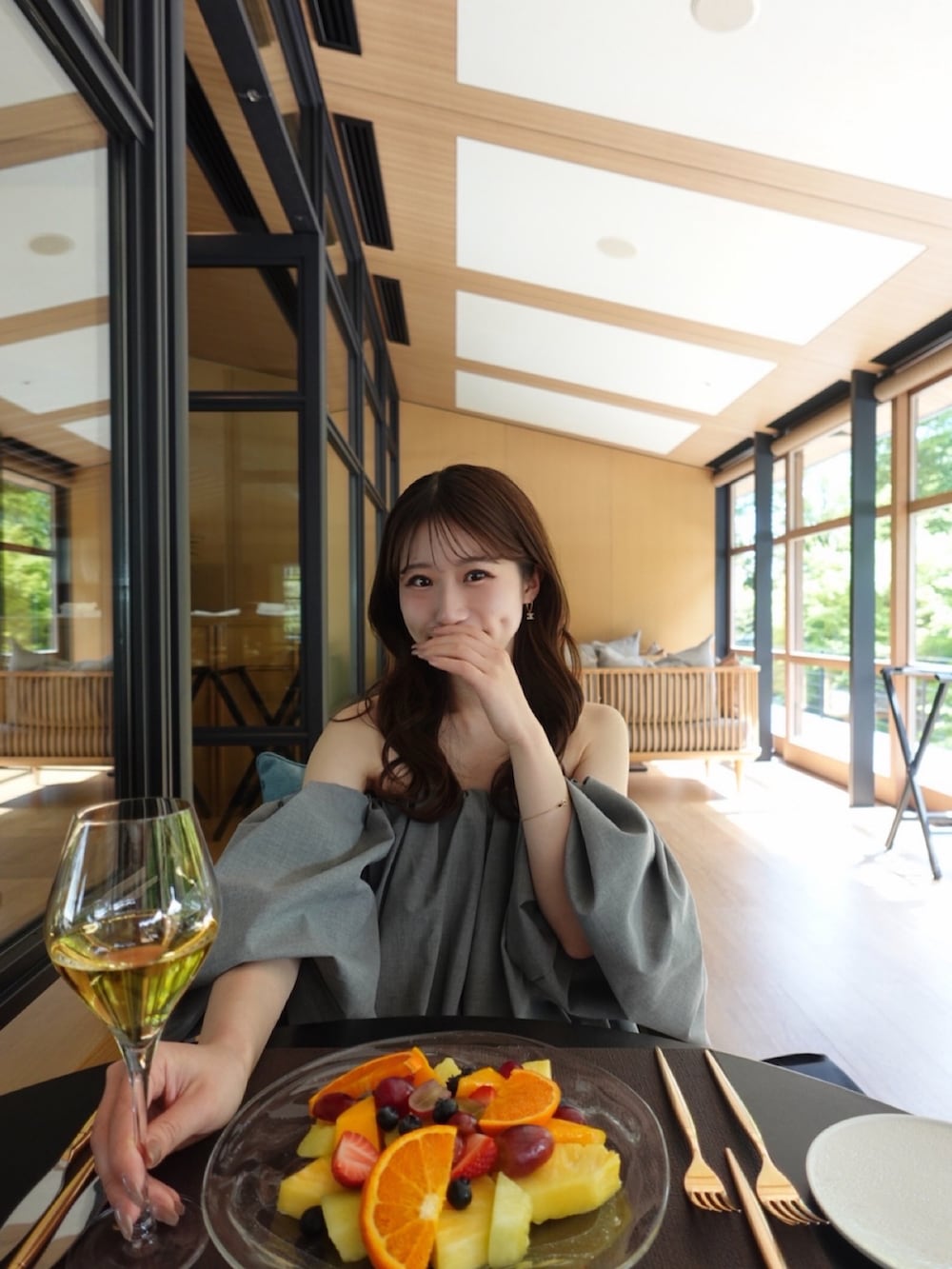 グレー系のシャツ/ブラウスを着用したレディースの春コーディネートの3枚目の写真