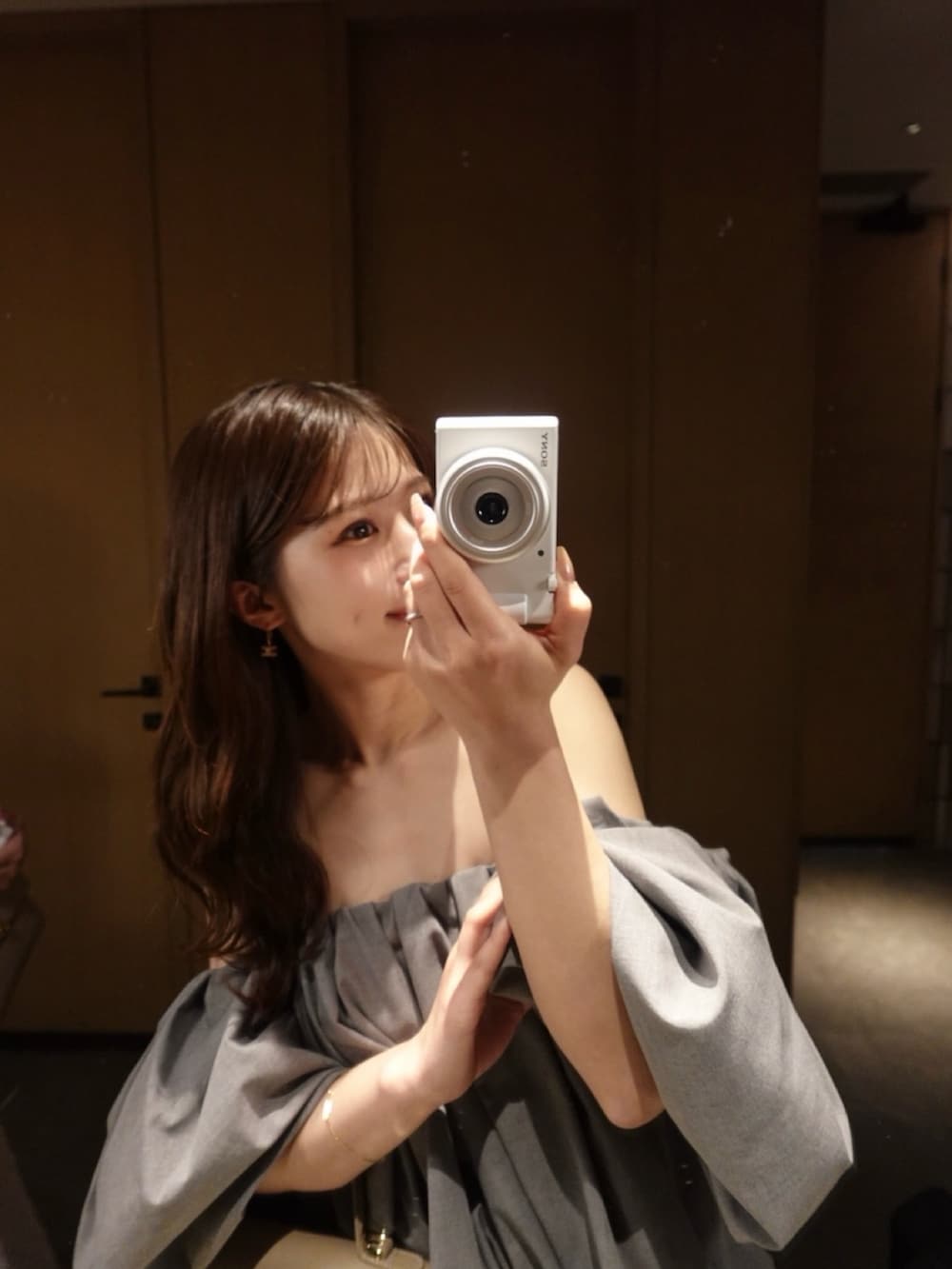 グレー系のシャツ/ブラウスを着用したレディースの春コーディネートの4枚目の写真