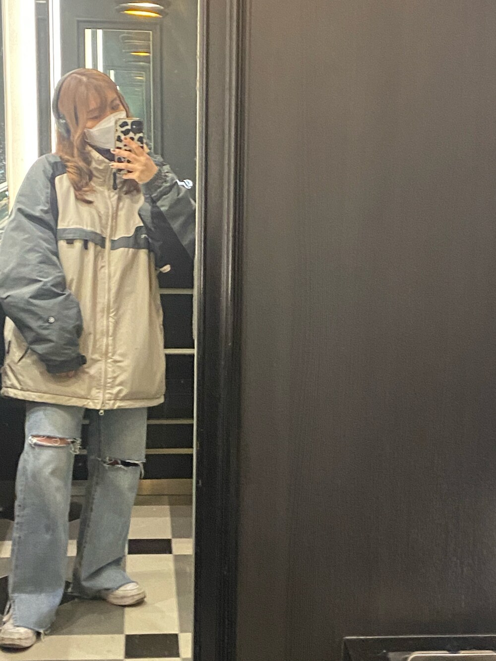 「おしゃれさんと繋がりたい、いいね、save、フォローお願いします🤑、プチプラ、ootd、冬、古着、古着MIX、古着好きな人と繋がりたい、WHO’S WHO gallery、JAM、ストリート、ストリートコーデ、ストリートMIX、ヘッドホン、ダメージデニムパンツ」｜「古着屋のアイテム（ジャケット/アウター、ベージュ系）」を使った、maimaiさん（レディース・157cm）の冬コーディネートの2枚目の写真