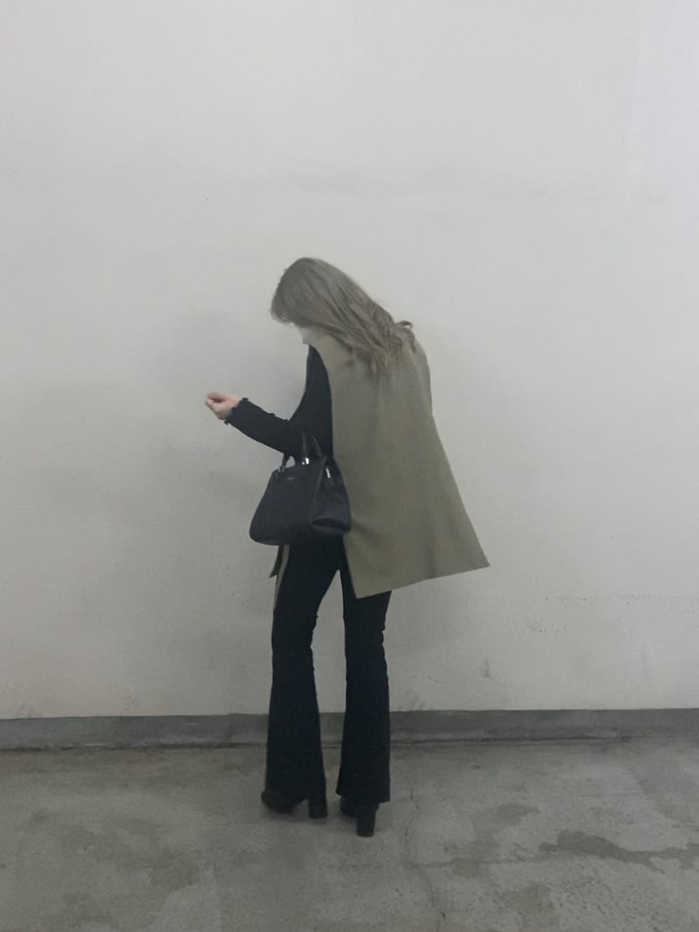 「今日のコーデ、おしゃれさんと繋がりたい、プチプラコーデ、休日コーデ、ootd、大人コーデ、ブラックコーデ、ブラック、GRL、EMODA、bonjour sagan、シンプル、シンプルコーデ、フレアパンツ、ベスト」｜「Bonjour Saganの【2021-2022 A/W 新作】ブレザーベスト（ベスト、ブラウン系）」を使った、maimaiさん（レディース・157cm）の春コーディネートの2枚目の写真