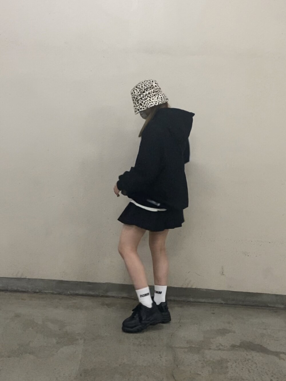 「ootd、いいね、save、フォローお願いします🤑、MAHAGRID、SPINNS、FCMM、韓国、ミニバッグ、韓国ファッション、韓国ブランド、韓国コーデ、韓国好きな人と繋がりたい、パーカー、厚底シューズ、厚底、バケットハット」｜「SPINNSのファーバケットハット / アニマル / ダルメシアン（ハット、ホワイト系）」を使った、maimaiさん（レディース・157cm）の秋コーディネートの3枚目の写真