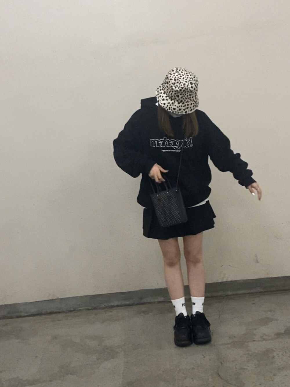 「ootd、いいね、save、フォローお願いします🤑、MAHAGRID、SPINNS、FCMM、韓国、ミニバッグ、韓国ファッション、韓国ブランド、韓国コーデ、韓国好きな人と繋がりたい、パーカー、厚底シューズ、厚底、バケットハット」｜「SPINNSのファーバケットハット / アニマル / ダルメシアン（ハット、ホワイト系）」を使った、maimaiさん（レディース・157cm）の秋コーディネートの2枚目の写真