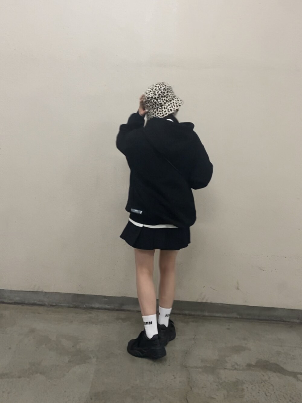 「ootd、いいね、save、フォローお願いします🤑、MAHAGRID、SPINNS、FCMM、韓国、ミニバッグ、韓国ファッション、韓国ブランド、韓国コーデ、韓国好きな人と繋がりたい、パーカー、厚底シューズ、厚底、バケットハット」｜「SPINNSのファーバケットハット / アニマル / ダルメシアン（ハット、ホワイト系）」を使った、maimaiさん（レディース・157cm）の秋コーディネートの4枚目の写真