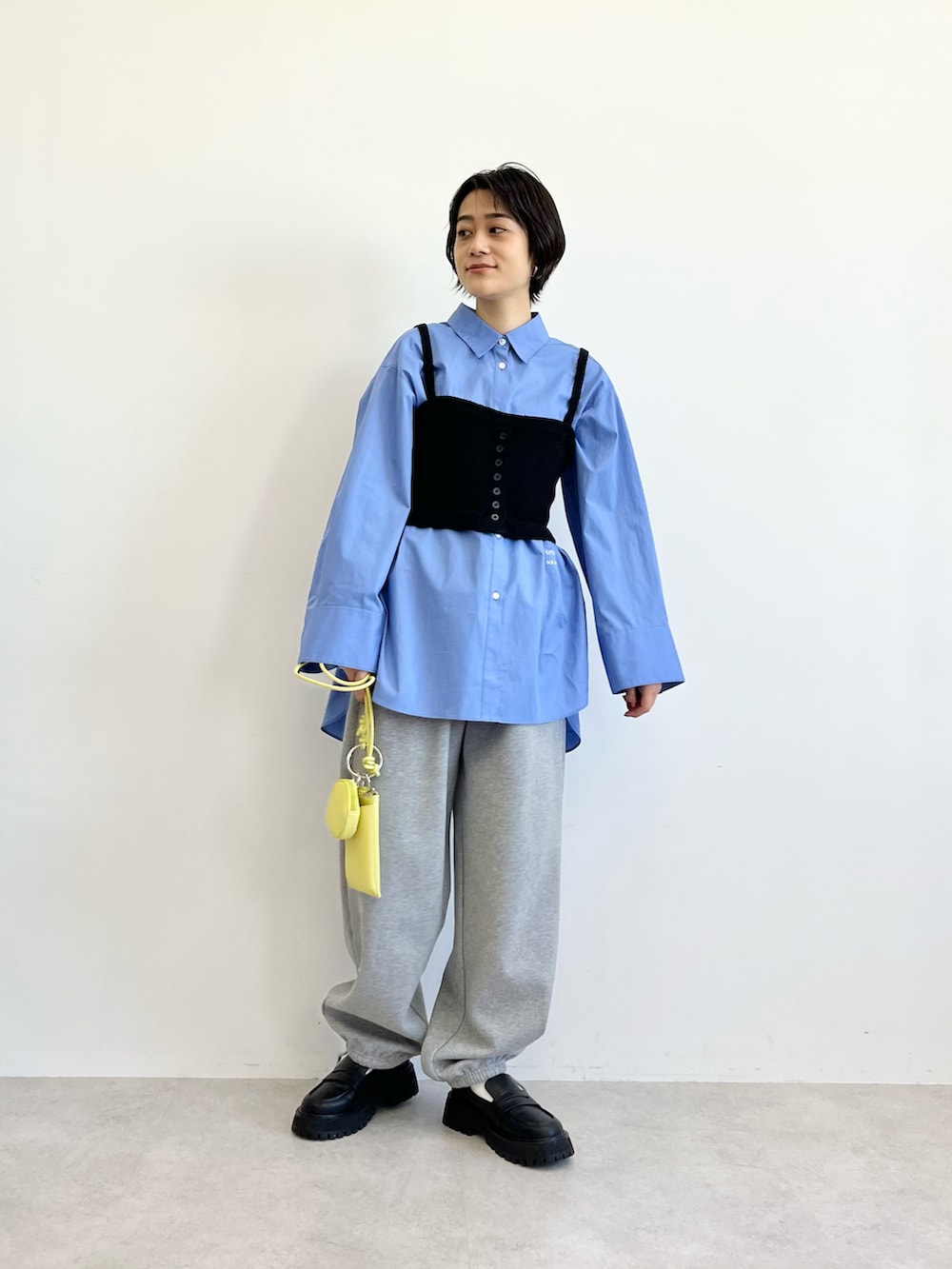 ブルー系のシャツ/ブラウス、ブラック系のブルゾン、ブラック系のベストを着用したレディースの冬コーディネートの3枚目の写真