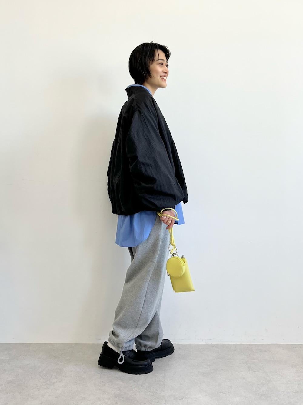 ブルー系のシャツ/ブラウス、ブラック系のブルゾン、ブラック系のベストを着用したレディースの冬コーディネートの2枚目の写真
