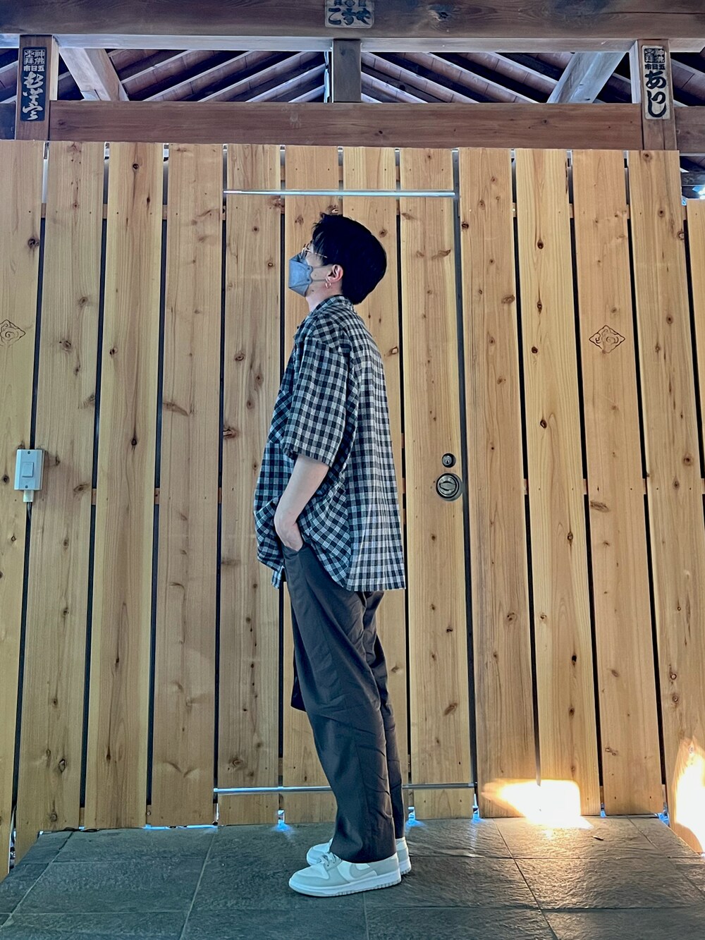 ブラック系のシャツ/ブラウス、グレー系のその他パンツ、その他のイヤーカフを着用したメンズの春コーディネートの2枚目の写真