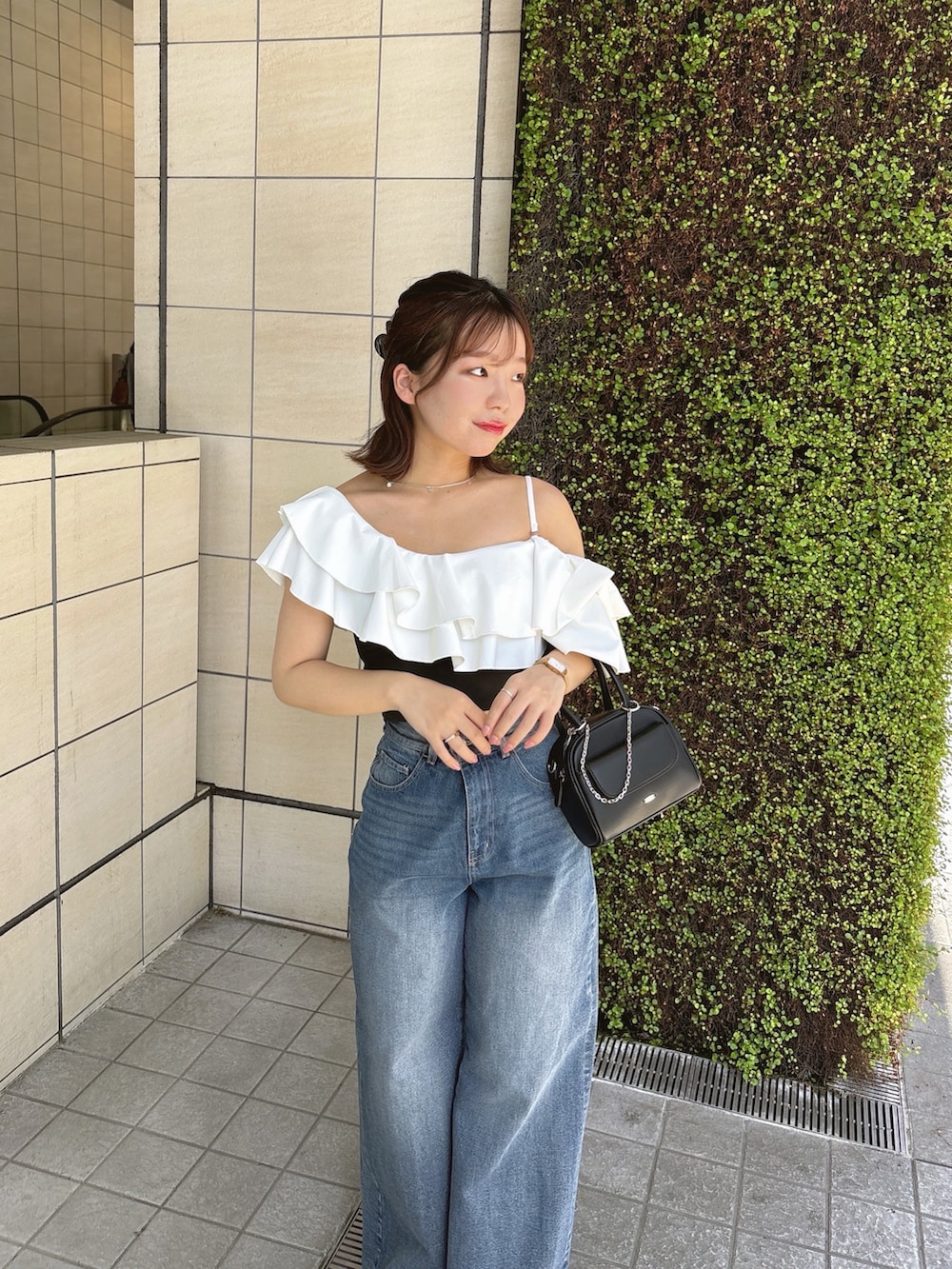 「初夏コーデ、夏コーデ」｜「Chicoの【水着/トップス】ダブルフリルワンショルトップス（水着、ブラック系）」を使った、miyumoさん（骨格ストレート・レディース・153cm）の春コーディネートの6枚目の写真