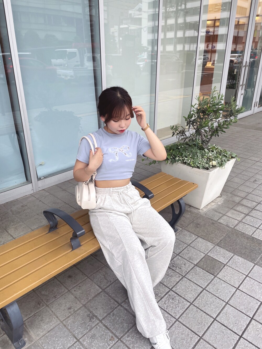 ブルー系のTシャツ/カットソー、ベージュ系のその他パンツ、ホワイト系のパンプスを着用したレディースの春コーディネートの3枚目の写真