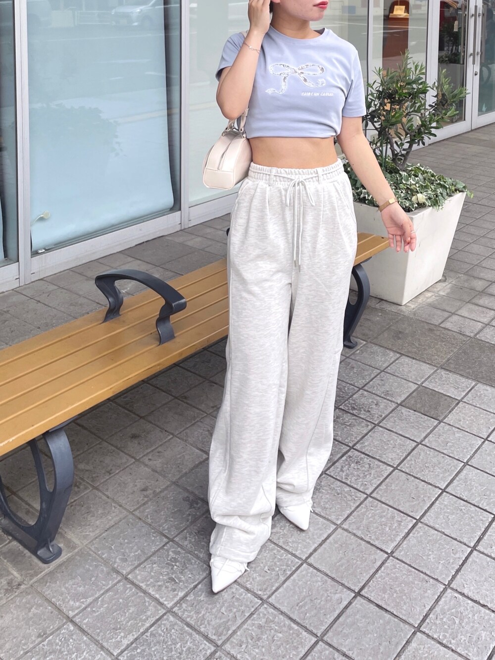 ブルー系のTシャツ/カットソー、ベージュ系のその他パンツ、ホワイト系のパンプスを着用したレディースの春コーディネートの4枚目の写真