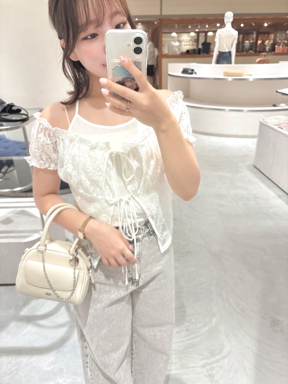 ホワイト系のTシャツ/カットソー、ホワイト系のボストンバッグ、ピンク系のデニムパンツを着用したレディースの夏コーディネートの3枚目の写真