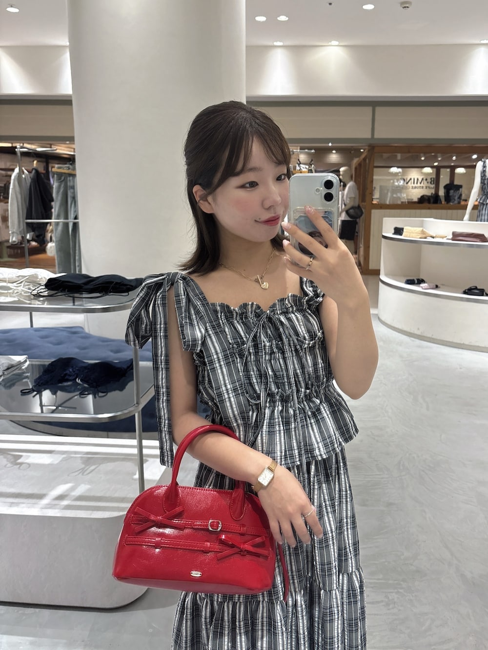 ホワイト系のTシャツ/カットソー、ブラック系のワンピース、レッド系のボストンバッグを着用したレディースの夏コーディネートの3枚目の写真