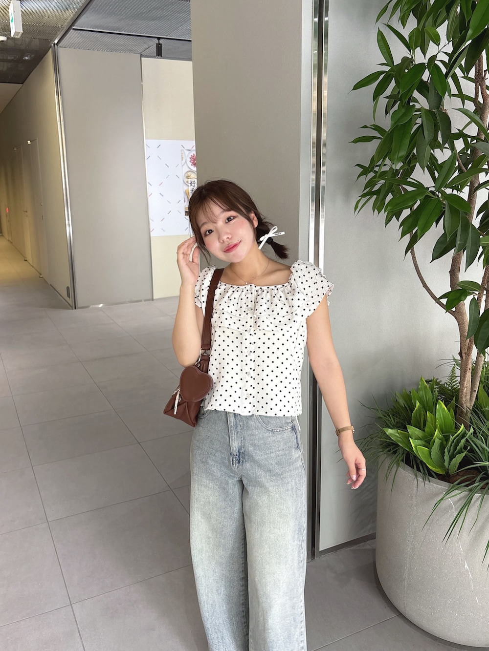 ホワイト系のシャツ/ブラウス、ブラウン系のショルダーバッグ、レッド系のサンダルを着用したレディースの夏コーディネートの5枚目の写真