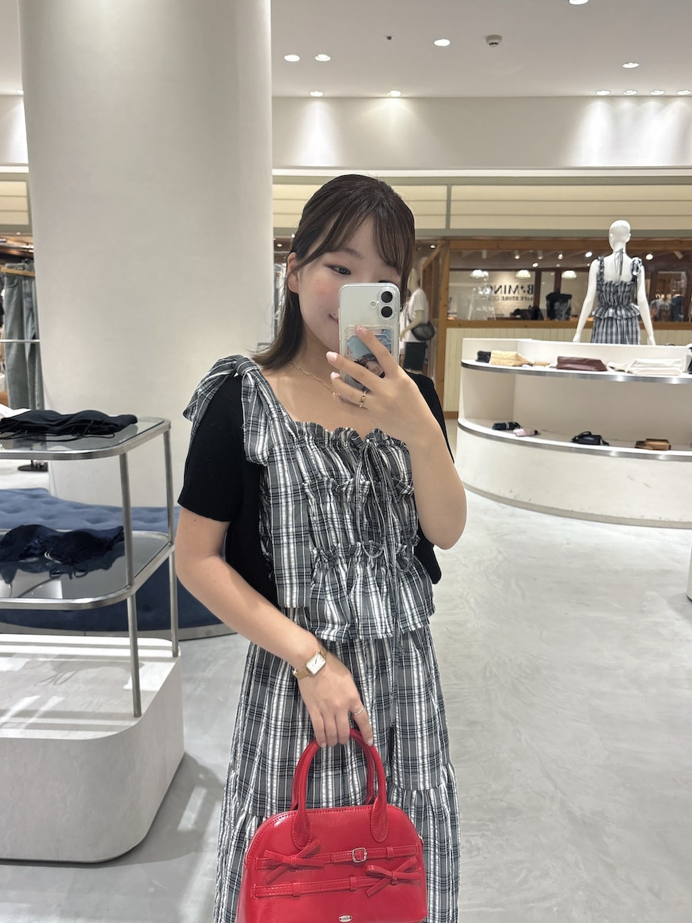 ホワイト系のTシャツ/カットソー、ブラック系のワンピース、レッド系のボストンバッグを着用したレディースの夏コーディネートの6枚目の写真