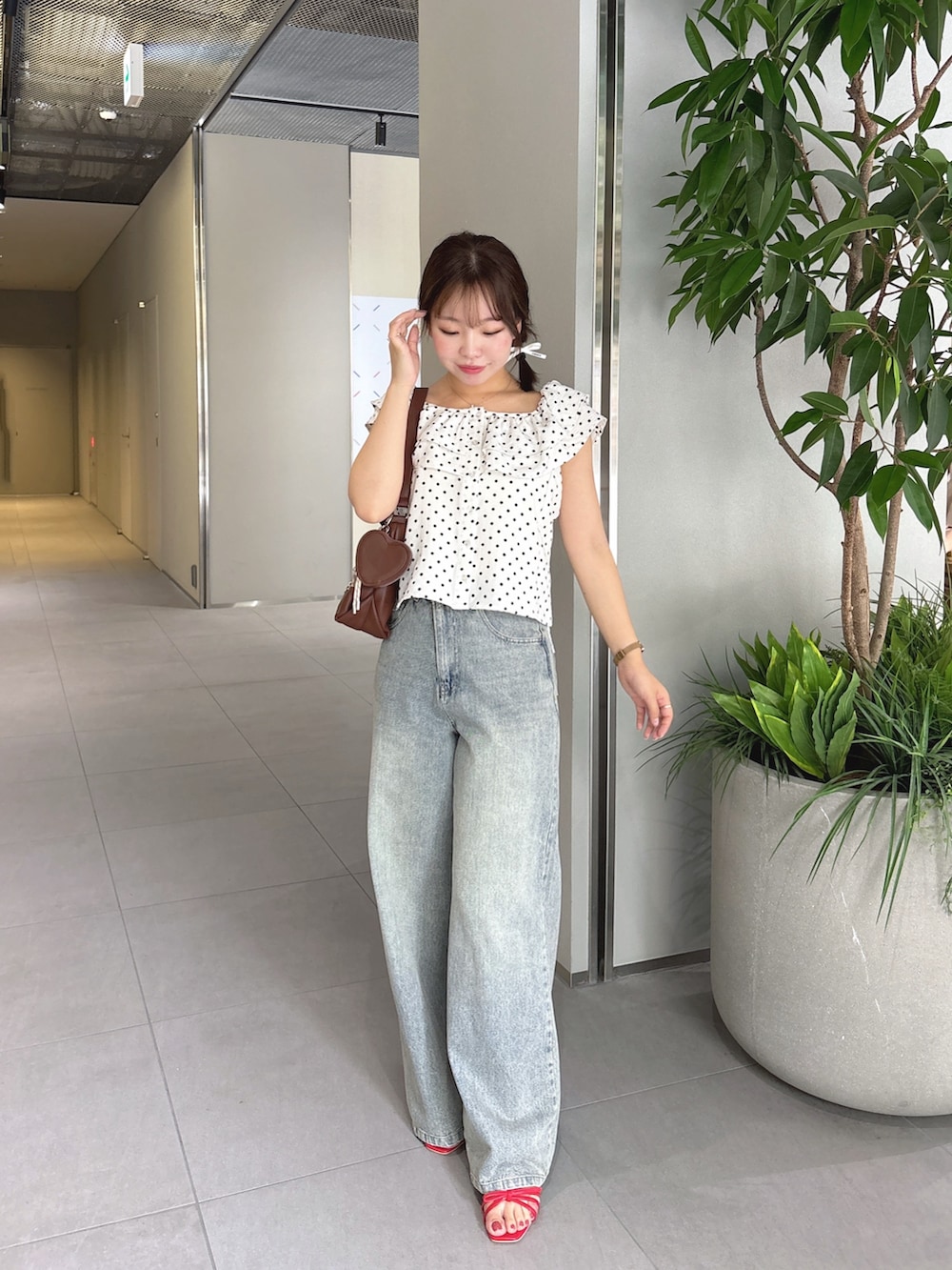 ホワイト系のシャツ/ブラウス、ブラウン系のショルダーバッグ、レッド系のサンダルを着用したレディースの夏コーディネートの2枚目の写真