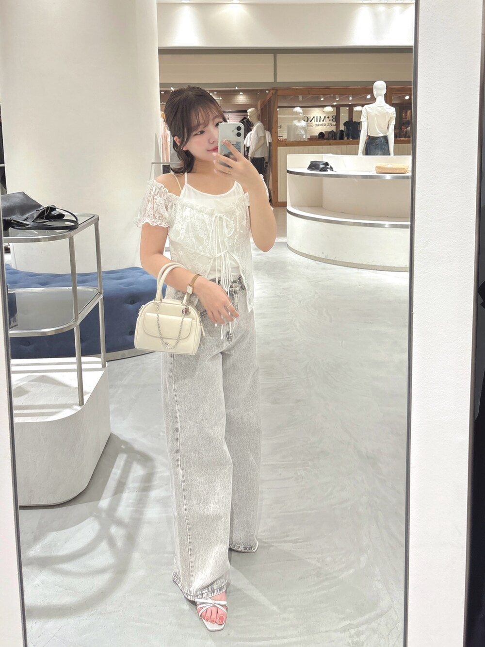 ホワイト系のTシャツ/カットソー、ホワイト系のボストンバッグ、ピンク系のデニムパンツを着用したレディースの夏コーディネートの2枚目の写真